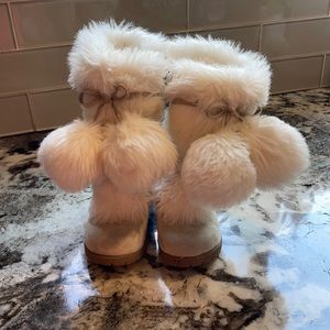 White, Old Navy Adorable Furry Girls winter Boots size 9